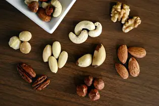 Pecans vs Walnuts Taste, Nutrition & Benefits